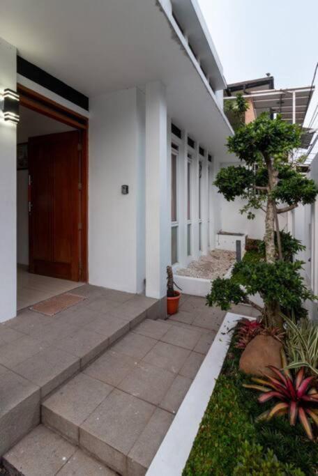 Spacious, White-Villa Belgareti @Kiara Condong Bandung Exteriör bild