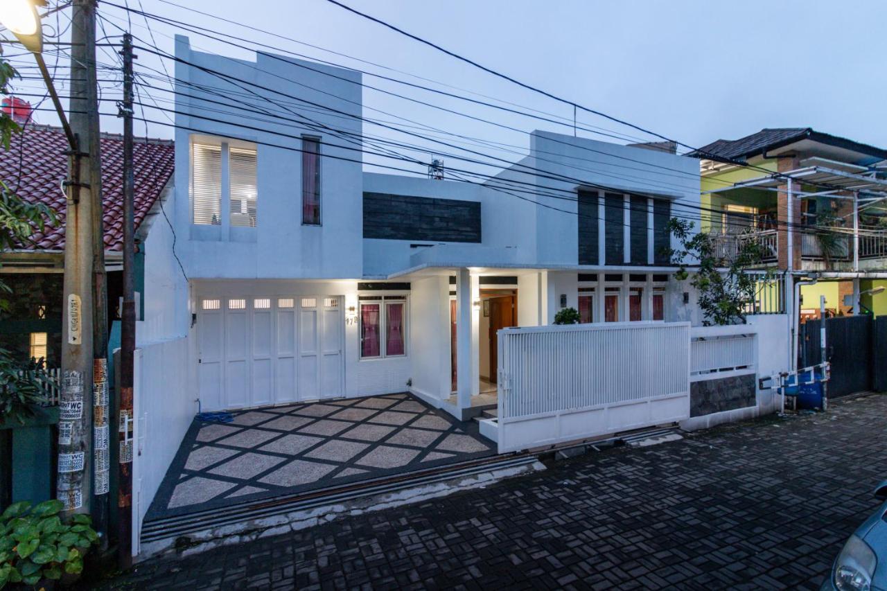 Spacious, White-Villa Belgareti @Kiara Condong Bandung Exteriör bild